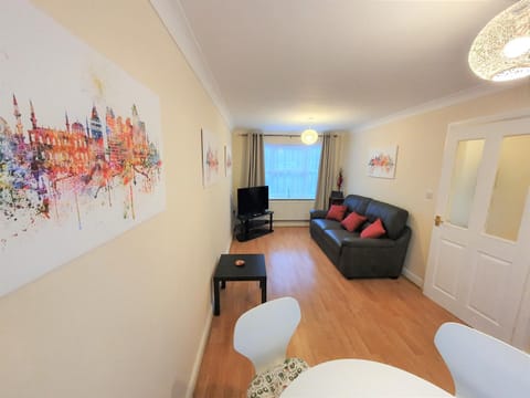 Friars Walk 2 with 2 bedrooms, 2 bathrooms, fast Wi-Fi and private parking Maison in Sittingbourne