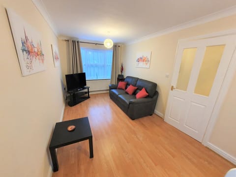 Friars Walk 2 with 2 bedrooms, 2 bathrooms, fast Wi-Fi and private parking House in Sittingbourne