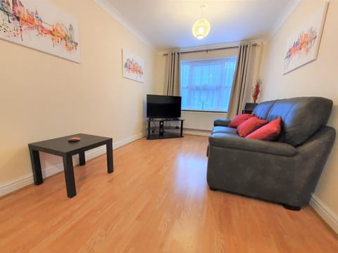 Friars Walk 2 with 2 bedrooms, 2 bathrooms, fast Wi-Fi and private parking House in Sittingbourne