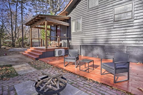 House in the Woods in Ooltewah with Fire Pit! Casa in Chattanooga