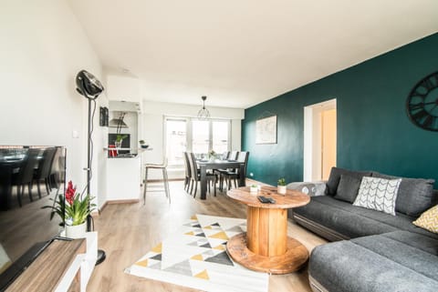 Property building, Communal lounge/ TV room, Seating area, Dining area