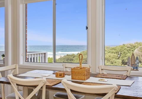 Paradise on Jones Beach Kiama - Beachfront unit with direct beach access & views Apartment in Kiama Downs