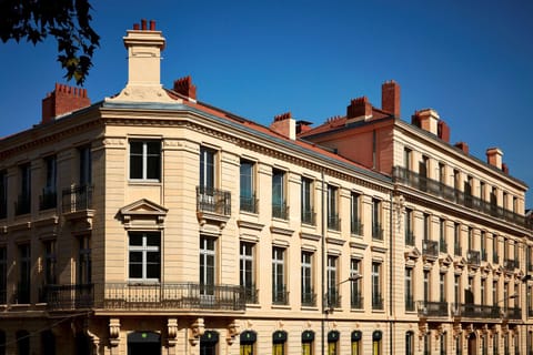 Property building, Nearby landmark, Neighbourhood