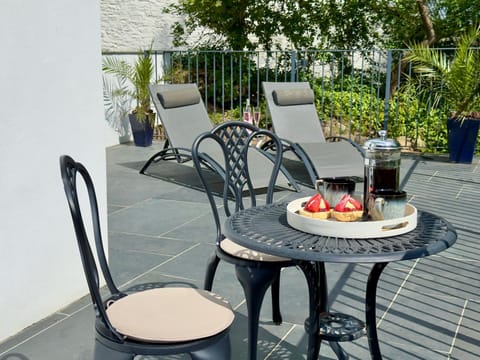 Patio, Garden, Garden, Coffee/tea facilities, Seating area, Garden view, Garden view, sunbed