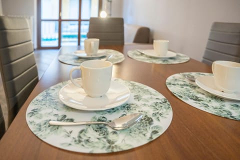 Coffee/tea facilities, Dining area