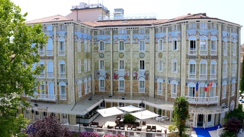 Facade/entrance, Bird's eye view