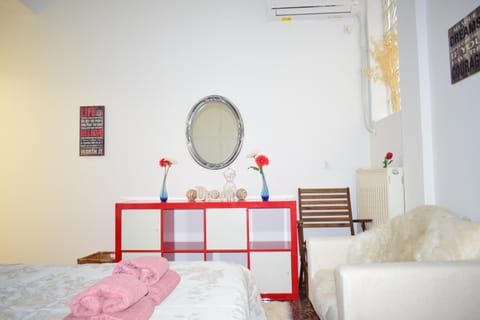Antonia's 2bedroom with garden and private parking by MK Condo in Pireas
