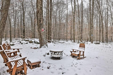 Pet-Friendly Poconos Cabin with Deck and Fire Pit! Maison in Big Bass Lake