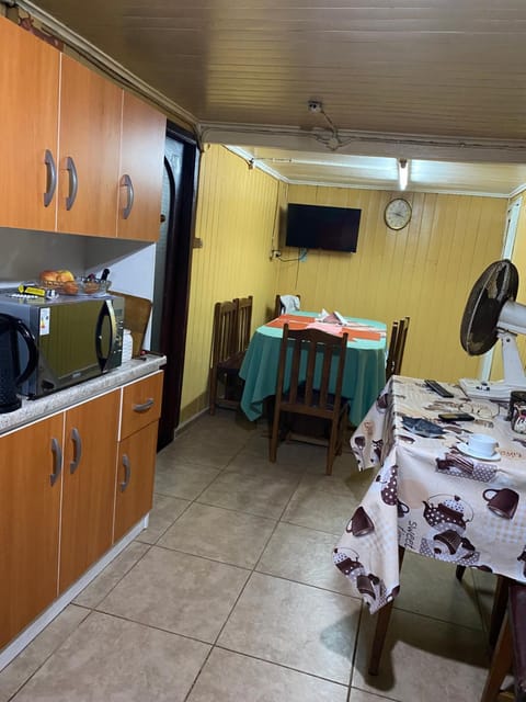 Kitchen or kitchenette, Dining area, Breakfast, pet friendly