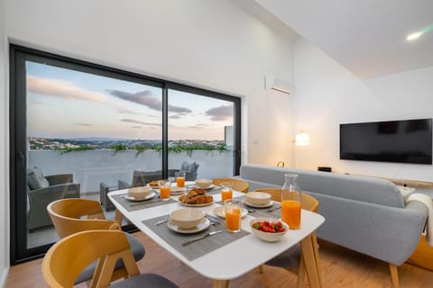 Dining area, City view