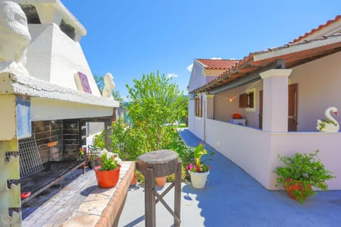 Property building, Day, Balcony/Terrace, Dining area