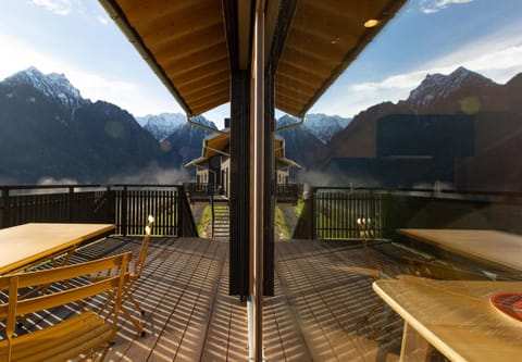 Property building, Balcony/Terrace, Mountain view