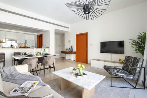 Frank Porter - Al Thayyal 2, The Greens Apartment in Dubai