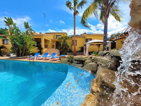 Property building, Patio, Garden, Garden view, Pool view, Swimming pool, Swimming pool, sunbed