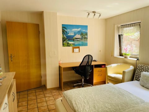 Privatunterkunft mit Bad und Küche in Seenähe Vacation rental in Euskirchen