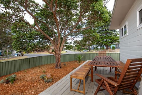 Watts Haus Pet Friendly 5 Mins Walk to Beach House in Callala Bay