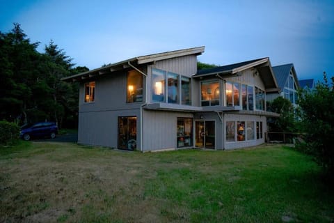 Panoramic Promontory: Bay View Beach House House in Waldport