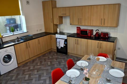 Modern 3 bed home, Sleeps 6, Free Netflix and WIFI Wohnung in Burnley