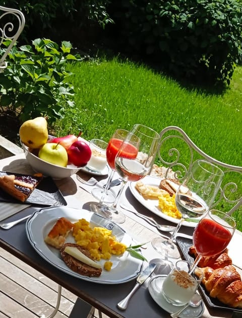 Garden, Continental breakfast