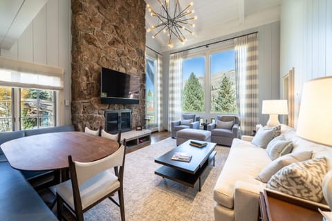 TV and multimedia, Living room, Decorative detail, Seating area, Dining area, Mountain view, locker