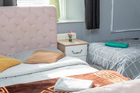 Newcastle City centre super spacious town house free parking and Wi-Fi Apartment in Newcastle upon Tyne