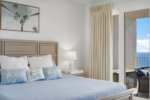 Luxurious 4 Bedroom Condo! Gulf Views! Sleeps 10 & Easy Beach Access! by Dolce Vita Getaways PCB Condominio in Long Beach