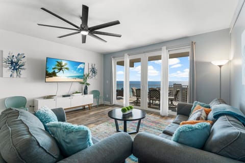 Luxurious 4 Bedroom Condo! Gulf Views! Sleeps 10 & Easy Beach Access! by Dolce Vita Getaways PCB Copropriété in Long Beach