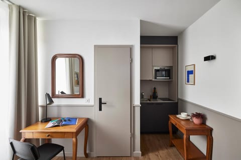 Kitchen or kitchenette, Photo of the whole room, Dining area, hair dresser