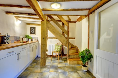 Tudor Cottage by Spa Town Property - Historic Charm in Warwick Town Centre Casa in Warwick