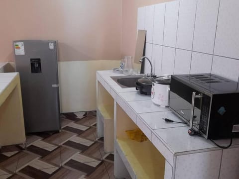 Kitchen or kitchenette, minibar, oven, stove