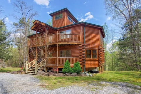 Cosby Cabin with Hot Tub about 18 Mi to Gatlinburg! Maison in Cosby