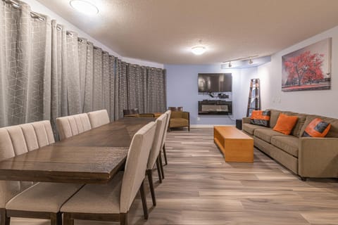 4 Bedrooms Suite Combo for Group of Families - Windtower Lodge Apartment in Canmore