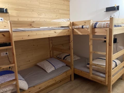 Bedroom, bunk bed