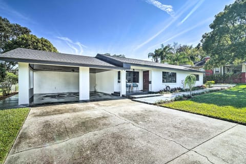 Mid-Century Modern Escape in Central Lakeland! House in Lakeland