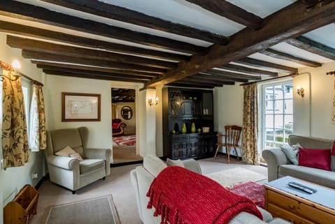 Captivating 6 Bed Cottage in the village of Moulso House in Aylesbury Vale