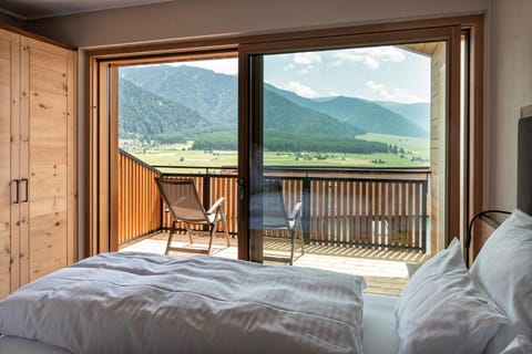 Bed, Natural landscape, View (from property/room), Balcony/Terrace, Photo of the whole room, Bedroom, Mountain view