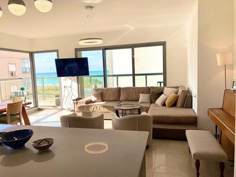 Luxury Bat Galim Nearby The Beach 4BR with balcony and SEA view Copropriété in Haifa