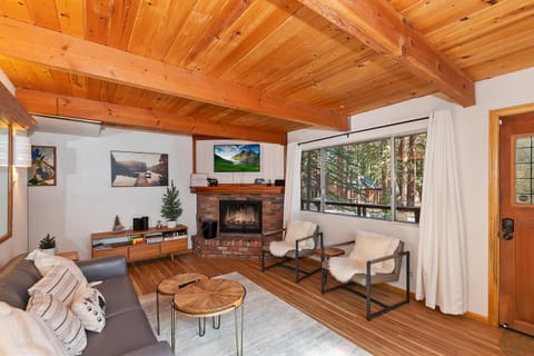 Summit Happy Cabin with HOT TUB! HIGH SPEED EV HOOKUP, CLOSE TO SLOPES Chalet in Big Bear