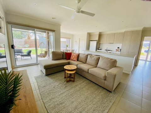 Goodenia Vibes Maison in Inverloch