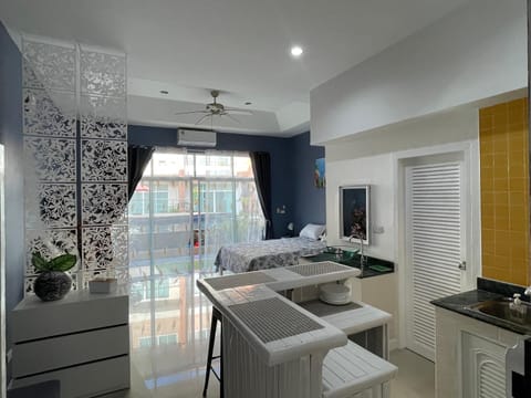 Bed, Photo of the whole room, Dining area, Bedroom, Pool view