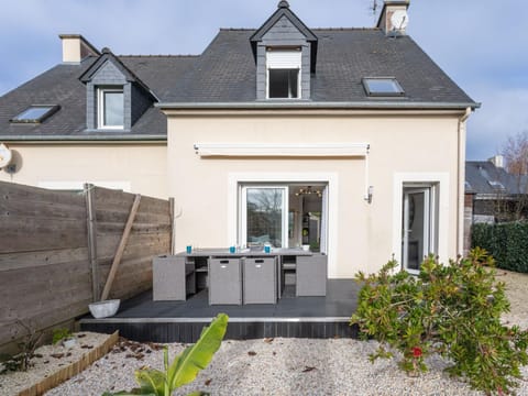 Holiday Home Les Bouvreuils by Interhome House in Dinard