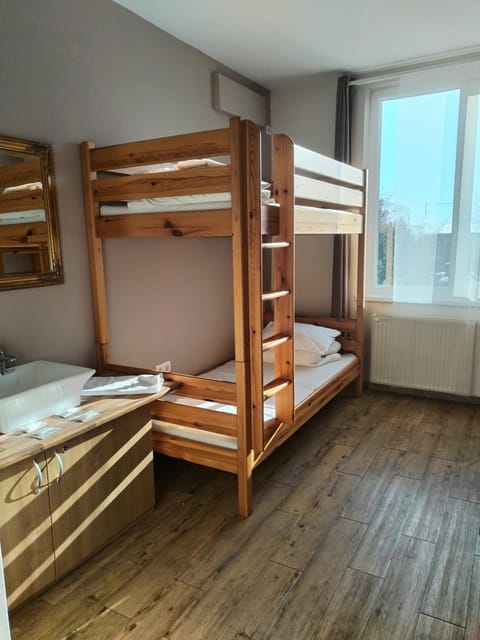 Bedroom, bunk bed