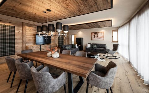 Living room, Photo of the whole room