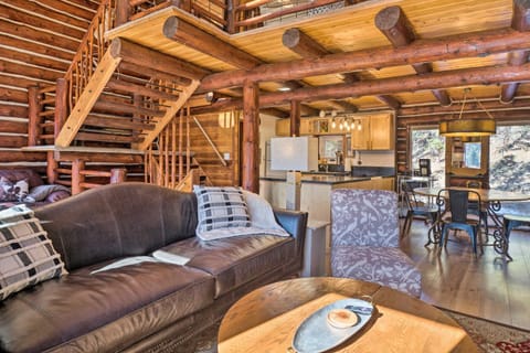 Classic Colorado Log Home with Mountain Views! Casa in Florissant