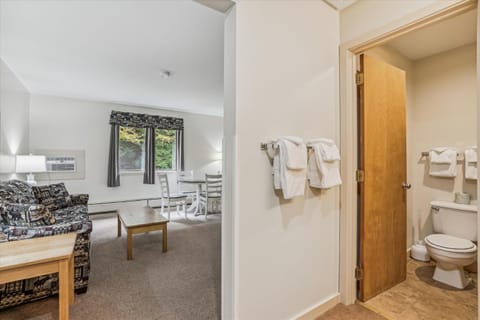 Cedarbrook Deluxe 1 bedroom suite with outdoor heated pool 11820 Hotel in Killington