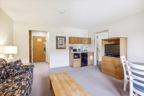 Cedarbrook Deluxe one bedroom suite with outdoor heated pool 11921 Hotel in Killington