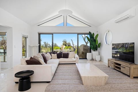 Absolute Beachfront - Luxury Accommodation in Rosebud House in Rosebud