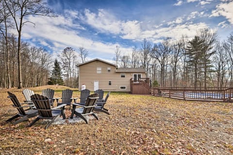 Modern East Stroudsburg Home with Pool and Fire Pit Maison in Middle Smithfield