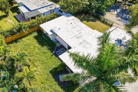 Mid-Century Modern Oasis Maison in South Miami