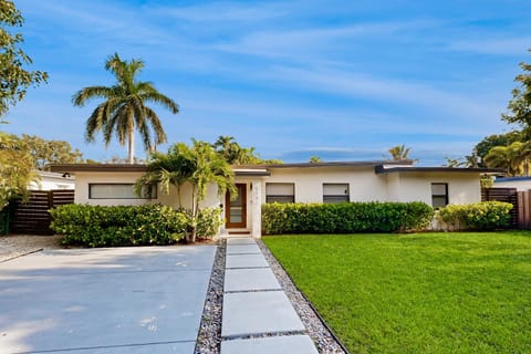 Mid-Century Modern Oasis Maison in South Miami